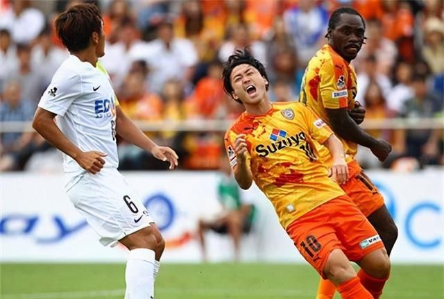 包含东京球队在比拼中获得胜利，队员士气高涨的词条