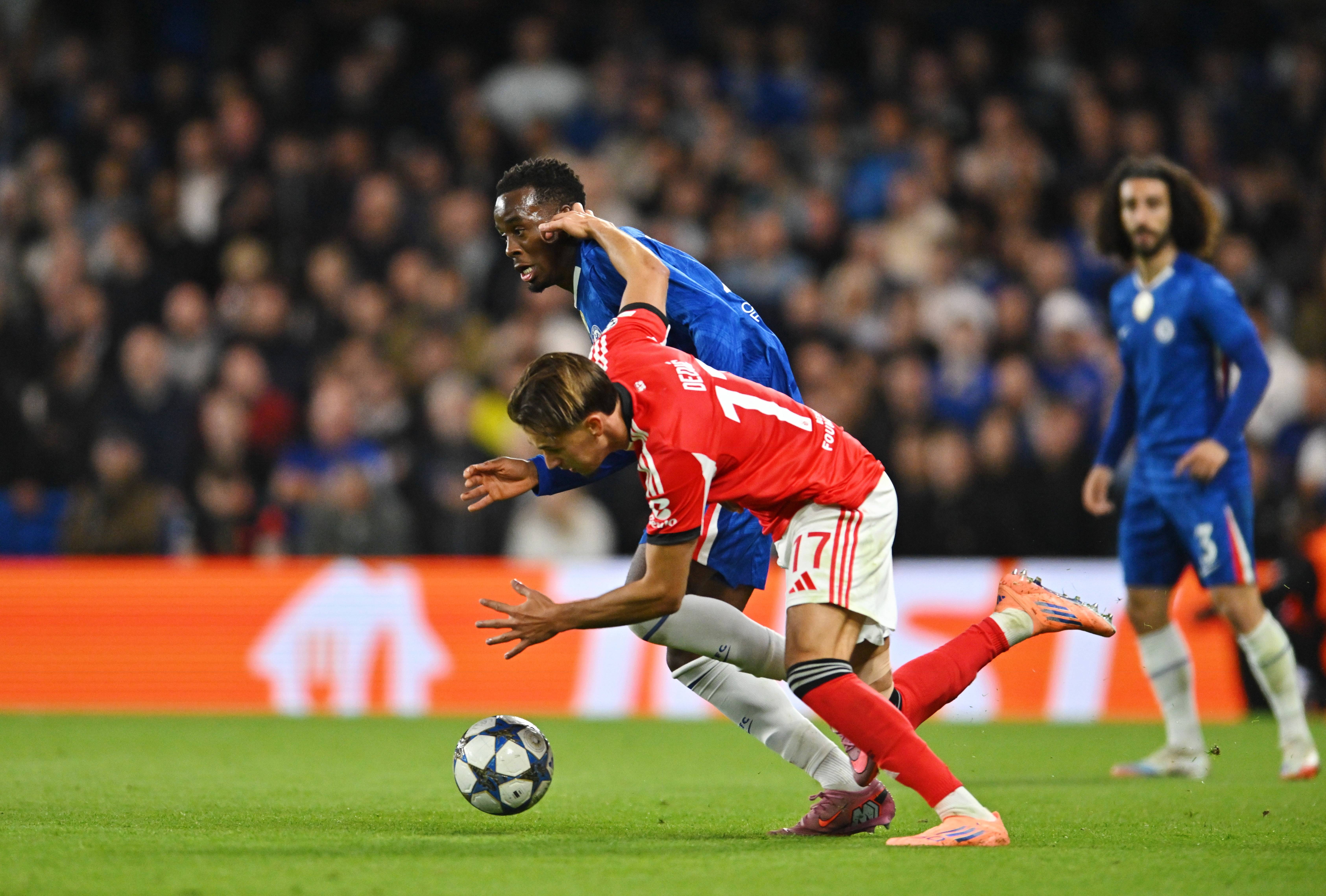 米兰电竞-切尔西防线失误频频赛季前景堪忧(战术胜利反被球员抗命掩盖,危机中的切尔西能否觅出路?)